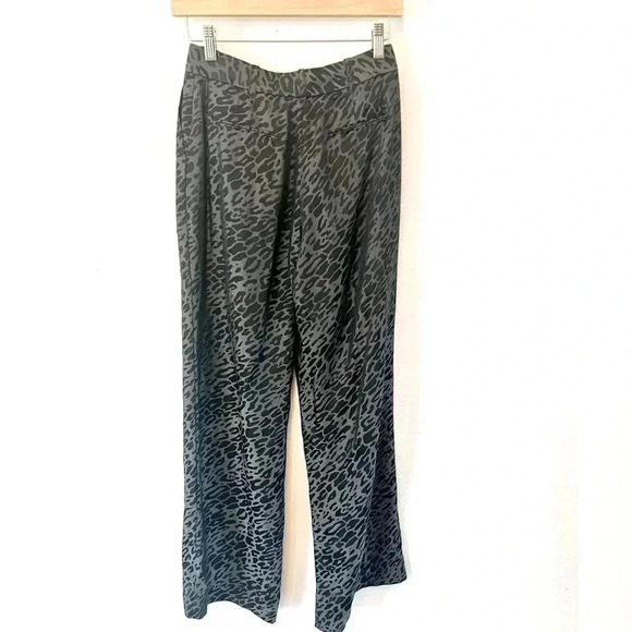 Equipment Femme Arwen Silk Wide Leg Gray Leopard PrintTrousers Size 2 - Picture 7 of 11